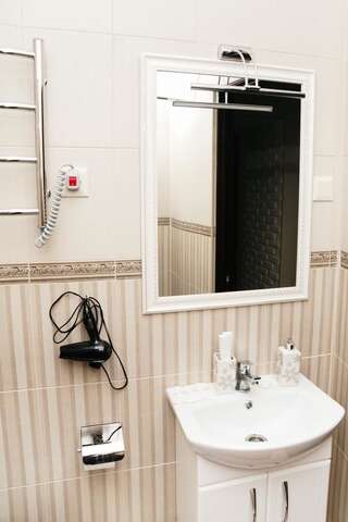Отели типа «постель и завтрак» Mini Otel Cozy Patio Одесса Двухместный номер с 1 кроватью и собственной ванной комнатой-4