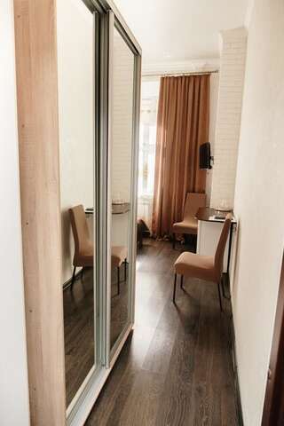 Отели типа «постель и завтрак» Mini Otel Cozy Patio Одесса Большой двухместный номер с 1 кроватью-12