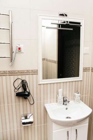 Отели типа «постель и завтрак» Mini Otel Cozy Patio Одесса Двухместный номер с 1 кроватью и собственной ванной комнатой-34